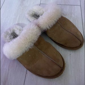 ugg slippers size 7 in women and they are tan and cream colored.